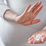 Беременная женщина отказывается от приема лекарств