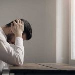 человек находится в депресии и без настроения