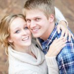 Девушка с парнем обнимаются. Они счастливы