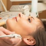 Девушке делают УЗДГ сосудов шеи