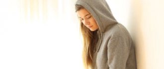 Грустная девушка в капюшоне