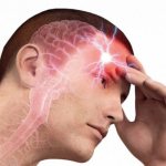 Какие можно выделить сосудистые заболевания головного мозга? Каковы причины их появления, клиническая картина и необходимое консервативное или хирургическое лечение? Сосудистые заболевания головного мозга являются распространенной проблемой, с которой встречаются не только лица пожилого возраста, но и более молодое поколение. Сосудистые заболевания Сосудистые заболевания Отличаются они высоким риском летального исхода, о чем свидетельствуют статистические данные в виде 14% от общего числа смертей. Если сравнивать инсульт с инфарктом миокарда, то первая патология забирает жизни граждан в 2-3 раза чаща и данное обстоятельство очень пугает. Современная медицина связывает такое положение дел со сложившимся образом жизни, где преобладает гиподинамия, неправильное питание, злоупотребление алкоголем и курение, а также другие отягощающие факторы. Сосудистая анатомия и классификация болезней Мозговое кровоснабжение происходит по 4 основным артериям – двум позвоночным и двум сонным, объединенными анастомозами артериального круга. Поступающая кровь из сонных артерий питает большие полушария головного мозга, позвоночные же поддерживают задние мозговые отделы. Внутри кровообращения создаются задние, средние и передние парные артерии, отходящие от артериального круга и питающие небольшие области. Также кровоснабжение дополняется и ветвистой сетью капилляров с радиальными артериями. Отток крови происходит по венозным сосудам через анастомозирующую венозную систему. Мы видим, что каждый сосудистый элемент имеет свое предназначение и функцию и поэтому любые патологические изменения могут нести за собой различные заболевания с характерной клинической выраженностью. Анатомия сосудов Анатомия сосудов Классификация сосудистых заболеваний головного мозга строится по такому принципу: ВидХарактеристика Патологические состояния и заболевания, приводящие к нарушению мозгового кровообращения гипертония; гипотензия; атеросклероз; сочетание атеросклероза с гипертонией; вегетативная дистония; патологии в сердечно-сосудистой деятельности; васкулиты; токсические поражения сосудов мозга; сдавливание вен и артерий костными и опухолевидными новообразованиями; заболевания эндокринной системы (тиреотоксикоз, сахарный диабет); травматическое поражение; заболевания крови и нарушение ее свертываемости. По характеру нарушения мозгового кровообращения Преходящие нарушения: транзиторные ишемические атаки (ТИА); гипертонические церебральные кризы. Инсульты: церебральный ишемический инсульт; спинальный ишемический инсульт; кровоизлияния в мозг; церебральные кровоизлияния; острая гипертоническая энцефалопатия; малый инсульт (с восстанавливаемым неврологическим статусом); последствия ранее перенесенного инсульта. Прогрессирующие хронические нарушения мозгового кровообращения: дисциркуляторная миелопатия; дисциркуляторная энцефалопатия. По локализации патологического очага полушария мозга (кора, подкорковое белое вещество, белое вещество); мозжечок; ствол мозга (продолговатый, средний мозг, мост); спинной мозг. По локализации и характеру изменения сосуда тромбоз; стеноз; перегибы; извитость; сужение просвета; аневризмы. По характеру клинических проявлений двигательные нарушения (парез, паралич, гиперкинез, экстрапирамидные расстройства); чувствительные расстройства (гемианестезия, гемигипестезия); расстройства высших мозговых функций (апраксия, афазия, акалькулия, алексия и т. д.); эпилептические припадки; психические расстройства и др. Классификация сосудистых заболеваний мозга Внимание: все патологические состояния объединены под общим названием «цереброваскулярное заболевание сосудов головного мозга». Подобный синдром обусловлен нарушением мозгового кровообращения на фоне функционального или органического поражения церебральных сосудов. Фото патологических очагов Фото патологических очагов Общие причины и симптомы Все заболевания сосудов шеи и головы связаны с определенным этиологическим фактором. Однако можно выделить и общие причины возникновения патологии, наиболее часто встречающиеся в медицинской практике: неправильный образ жизни; недостаточность сердечно-сосудистой деятельности; нездоровое питание; наследственная предрасположенность; низкая двигательная активность; наличие вредных привычек; врожденные нарушения кровообращения; черепно-мозговые травмы; онкологические заболевания и т. д. Первые признаки заболеваний сосудов мозга обычно игнорируются, т. к. они незначительные и больной списывает их на обычную усталость, перенапряжение, стресс, хронический недосып и т. д. Однако вас должно насторожить ухудшающееся самочувствие, которое может проявляться в следующих общих симптомах: головокружения; локальные головные боли; раздражительность; проблемы со сном; кратковременные потери сознания; шум в ушах и «мушки» перед глазами; ослабление памяти и концентрации внимания; неполноценная координация движений; повышенное артериальное давление; слабость; онемение конечностей. Внимание: на поздних стадиях клиническая картина может дополняться ложными позывами к мочеиспусканию, шаркающейся походкой, ухудшением координации движения и мыслительных способностей. Данные состояния свидетельствуют о серьезных нарушениях в работе мозга. Сосудистых патологий много, мы же рассмотрим наиболее распространенные заболевания сосудов головного мозга. Симптомы сосудистых заболеваний Симптомы сосудистых заболеваний Атеросклероз При этом заболевании на стенках артерий образуются холестериновые бляшки, которые со временем все больше увеличиваются в размерах, снижая тем самым просвет сосуда. В конечном итоге это приводит к нарушению кровоснабжения и кислородному голоданию тканей, которые питает атеросклеротическая артерия. Симптомы появляются не сразу и эта самая частая причина позднего обращения больного к врачу, когда сформировались тромбы, начался некроз участков мозга, появились кисты или рубцы и мозговая деятельность нарушилась. Заподозрить заболевание можно по ряду таких признаков: тревожность; головные боли; снижение концентрации внимания; подавленность; частые обмороки; шум в ушах; раздражительность; нарушение сна; снижение умственной и физической работоспособности. Атеросклероз чаще возникает на фоне повышенного уровня холестерина в крови в сочетании с артериальной гипертонией и другими хроническими патологиями. Большое внимание медики уделяют именно профилактике появления болезни. Атеросклероз Атеросклероз Гипертония Гипертония характеризуются повышенным артериальным давлением. В связи с этим стенки сосудов могут в некоторых местах уплотняться, терять эластичность и становиться проницаемыми. В дальнейшем это приводит к повышению нагрузки на сосудистые стенки и сужению его просвета, все это может нести за собой различные сосудистые заболевания мозга и возможные серьезные последствия. Гипертония Гипертония Аневризма Аневризма представляет собой выпячивание сосудистой стенки из-за ее растяжения и потери эластичности. Это одна из наиболее серьезных и опасных состояний, ведь в любой момент может произойти разрыв сосуда и кровоизлияние в мозговое вещество или подпаутинную область. Долгое время аневризма никак себя не проявляет. Происходить это может вплоть до самого момента разрыва. Основной причиной появления заболевания является врожденный дефект артериальной стенки (реже венозной). Признаки заболевания сосудов головного мозга проявляются не сразу и нарастают постепенно: нарушение речи и слуха; светобоязнь, раздражение от шума; головные боли; рвота и тошнота; парезы; слабость; онемение или покалывания в любой области тела; мелькание «мушек» перед глазами, нечеткое видение, косоглазие, птоз. Внимание: как правило, при разрыве сосудистой стенки спасти больного не удается, поэтому просим обратить пристальное внимание на имеющуюся симптоматику и тут же обратиться к специалисту для диагностики. Ишемия При ишемии головного мозга происходит уменьшение или полное прекращение кровоснабжения в определенной области, вызванное сужением сосуда или полным перекрытием просвета тромбом или атеросклеротической бляшкой. Выделяют две формы протекания болезни: острая; хроническая. При острой форме заболевание сосудов головы развивается по принципу транзиторной ишемической атаки, микроинсульта или приступа острого нарушения мозгового кровообращения. При хронической форме симптомы появляются постепенно. При продолжительном кислородном голодании появляются обширные поражения, которые сложно поддаются лечению. При данном недуге основные симптомы проявляются следующим образом: общая слабость и быстрая утомляемость; снижение работоспособности и сонливость; головная боль и головокружение; тошнота и рвота; частое поверхностное дыхание; онемение конечностей; нервное перевозбуждение; резкие перепады настроения; амнезия; потеря сознания; снижение или повышение артериального давления. По мере усугубления и разрастания патологического очага признаки только усиливаются, прогрессируют поэтапно. В связи с этим специалисты выделяют 3 степени развития заболевания. Ишемия головного мозга Ишемия головного мозга Инсульт Это опасное заболевание, которое может приводить к инвалидности и даже смерти. Характеризуется состояние острым нарушением кровообращения в мозговых оболочках. Выделяется два вида инсульта: Ишемический. Происходит закупорка просвета сосуда тромбом или атеросклеротической бляшкой и как следствие прекращение кровоснабжения в этой области. Геморрагический. В данном случае кровеносный сосуд разрывается и возникает кровоизлияние в мозг. Встречается он реже, но считается наиболее опасным. Чаще всего поражает людей, страдающих артериальной гипертонией или атеросклерозом. Также к причинам относится и воспаление сосуда, интоксикация, заболевания крови. Клиническая картина включает очаговые и общемозговые проявления. К последним относятся такие признаки: повышенная возбудимость или, наоборот, сонливость; ощущение оглушенности; дезориентация в пространстве; сухость во рту; головокружения; сильная головная боль, сопровождающаяся тошнотой и рвотой; кратковременная потеря сознания; потливость; учащенное сердцебиение. Очаговые симптомы зависят от локализации поражения. При появлении хотя бы одного настораживающего признака нужно немедленно вызывать неотложку. В медицинском учреждении врач осмотрит и окажет необходимую помощь, которая может спасти жизнь человеку. Инсульт Инсульт Мальформация Это врожденная патология, обусловленная патологическими состояниями на отдельных участках сосудистой системы. Связано такое с нарушением анатомического строения в кровеносной системе. Причинами чаще выделяют генетическую предрасположенность или же травмы во время беременности. Клиническая выраженность будет связана с гипоксией тканей мозга, нарушением его питания и сдавливанием. Чем сильнее выражена симптоматика, тем больше имеется отклонений от нормы. Лечение осуществляется хирургическим путем и заключается оно в устранении патологического участка (см. Сосудистая мальформация головного мозга: причины, симптомы и пути лечения). Мальфорация Мальфорация Внутричерепная гипертензия Повышение внутричерепного давления может свидетельствовать о наличии серьезного заболевания, связанного с быстро растущим опухолевидным новообразованием или гематомой. Основной клинической выраженностью считается появлением таких симптомов: цианоз кожи лица; чувствительность на погодные изменения; рвота и тошнота по утрам; головные боли, чаще проявляющиеся ночью и утром; повышение артериального давления; отчетливая сосудистая сетка. Перед тем как начать лечение, врачебная инструкция предполагает обязательное выявление причины внутричерепной гипертензии и обязательное ее устранение. При тяжелых случаях может назначаться оперативное вмешательство. Внутричерепная гипертензия Внутричерепная гипертензия Дисциркуляторная энцефалопатия Дисциркуляторная энцефалопатия (ДЭП) является первой стадией хронической недостаточности мозгового кровообращения, которая очень часто встречается среди цереброваскулярных заболеваний. Характеризуется мелкоочаговыми поражениями из-за маленького объема поступления крови. В дальнейшем это может стать причиной появления атрофии или гипоксии мозгового вещества, а также микроинсультов. Развитие ДЭП связано с сосудистыми нарушениями в области головного мозга. Различают такие формы патологии: венозная; атеросклеротическая; смешанная. Также существуют и степени патологического нарушения в зависимости от оценки неврологического статуса. Степень Симптомы Первая снижение памяти и внимания; понижение работоспособности; быстрое утомление; сложность с переключением с одного события на другое; головные боли тупого характера; нарушение сна; периодические головокружения. Вторая появляются личностные изменения (раздражительность, обидчивость, эгоизм, снижение круга интересов, абстрагирование от окружающего мира); снижение способности ассоциативного мышления, также еще большее ухудшение памяти и внимания; сны короткие, прерывистые; головокружения и головные боли; вестибуло-мозжечковые нарушение; понижение трудоспособности и социальной адаптации. Третья ухудшение уже имеющихся признаков, плюс дополнение новых: недержание мочеиспускания и дефекации; полное подавление личности и воли; серьезные расстройства памяти и мышления; сильные головные боли и частые головокружения. Если болезнь не лечить, могут развиваться необратимые процессы. При появлении первичных признаков назначается медикаментозная поддержка в соответствии с соматическим статусом. Здесь эффективно применение вазоактивных средств, противосклеротических препаратов, антиагрегантов, транквилизаторов, нейропротекторов и т. д. Цена на лекарственные средства может быть разная, поэтому обязательно уточняйте ее у фармацевта. Стеноз сосудов Стеноз сосудов связан с сужением кровеносных стенок в результате интенсивного их сокращения. При таком спазме могут возникать следующие симптомы: тошнота и рвота; головокружение; сильная головная боль. Частым проявлением стеноза является мигрень. Характеризуется она приступообразными сильными головными болями, которые могут длиться от получаса до нескольких суток. Ее невозможно снять обычными обезболивающими препаратами и поэтому необходимо специальное лечение. Спазм сосудов Спазм сосудов Деменция – последствия Это один из вариантов того, когда возникают психические расстройства при сосудистых заболеваниях головного мозга (см. Деменция сосудистая: когда мозг просит помощи). Такая патология приводит к нарушению психического, эмоционального состояния, снижению памяти и интеллекта. Может проявляться с эпилептическими приступами, нарушением координации движений и быстрым прогрессированием ухудшения психофизического состояния. Деменция Деменция Основные методы лечения и профилактика Лечение заболеваний сосудов головного мозга всегда комплексное, включающее в себя не только медикаментозную поддержку, но и корректировку питания, изменение образа жизни, избавление от вредных привычек и т. д. (см. Как почистить сосуды головного мозга народными средствами быстро и безопасно?). Базисная терапия, прежде всего, направлена на: нормализацию кровообращения; улучшение мозговой деятельности; укрепление стенок сосудов и повышение их эластичности; разжижение крови для профилактики образования тромбов; нормализацию выведения жидкости; устранение атеросклеротических бляшек (при атеросклерозе). Также необходимо устранить и первопричину заболевания, т. к. даже после самой эффективной терапии болезнь вернется при наличии предпосылок к ее появлению. Чаще всего лечение заболеваний сосудов мозга осуществляется при помощи таких препаратов: антиоксиданты; препараты для улучшения кровообращения и обменных процессов; сосудорасширяющие препараты; статины; фибраты; антиагреганты; противовоспалительные и противоотечные средства; глюкокортикоиды; антикоагулянты; ангиопротекторы; препараты для снижения уровня холестерина; витаминно-минеральные комплексы. Все препараты, терапевтическая схема и дозировка назначается врачом по индивидуальным показателям. Также при тяжелых и запущенных случаях проводят внутрисосудистые и внутричерепные хирургические вмешательства. Лечение сосудистых болезней Лечение сосудистых болезней Лечение сосудистых заболеваний головного мозга необходимо проводить в комплексе с профилактическими мероприятиями: скорректировать питание; поддерживать оптимальный вес тела; заниматься физкультурой; пить больше жидкости; чаще пребывать на свежем воздухе; избегать стрессовых раздражителей; своевременно восполнять дефицит витаминов и минералов; спать не менее 8 часов в сутки; оптимизировать режим труда и отдыха; осуществлять профилактические осмотры у врача. Заболевания головного мозга и сосудов головного мозга поддаются ранней диагностикой, предотвращая тем самым серьезные осложнения. Главное обращать внимание на меняющееся самочувствие, осуществлять профилактику и следовать рекомендациям врача (см. также Сосуды головного мозга: как укрепить «уязвимую область» и предотвратить возможные осложнения).