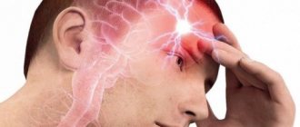 Какие можно выделить сосудистые заболевания головного мозга? Каковы причины их появления, клиническая картина и необходимое консервативное или хирургическое лечение? Сосудистые заболевания головного мозга являются распространенной проблемой, с которой встречаются не только лица пожилого возраста, но и более молодое поколение. Сосудистые заболевания Сосудистые заболевания Отличаются они высоким риском летального исхода, о чем свидетельствуют статистические данные в виде 14% от общего числа смертей. Если сравнивать инсульт с инфарктом миокарда, то первая патология забирает жизни граждан в 2-3 раза чаща и данное обстоятельство очень пугает. Современная медицина связывает такое положение дел со сложившимся образом жизни, где преобладает гиподинамия, неправильное питание, злоупотребление алкоголем и курение, а также другие отягощающие факторы. Сосудистая анатомия и классификация болезней Мозговое кровоснабжение происходит по 4 основным артериям – двум позвоночным и двум сонным, объединенными анастомозами артериального круга. Поступающая кровь из сонных артерий питает большие полушария головного мозга, позвоночные же поддерживают задние мозговые отделы. Внутри кровообращения создаются задние, средние и передние парные артерии, отходящие от артериального круга и питающие небольшие области. Также кровоснабжение дополняется и ветвистой сетью капилляров с радиальными артериями. Отток крови происходит по венозным сосудам через анастомозирующую венозную систему. Мы видим, что каждый сосудистый элемент имеет свое предназначение и функцию и поэтому любые патологические изменения могут нести за собой различные заболевания с характерной клинической выраженностью. Анатомия сосудов Анатомия сосудов Классификация сосудистых заболеваний головного мозга строится по такому принципу: ВидХарактеристика Патологические состояния и заболевания, приводящие к нарушению мозгового кровообращения гипертония; гипотензия; атеросклероз; сочетание атеросклероза с гипертонией; вегетативная дистония; патологии в сердечно-сосудистой деятельности; васкулиты; токсические поражения сосудов мозга; сдавливание вен и артерий костными и опухолевидными новообразованиями; заболевания эндокринной системы (тиреотоксикоз, сахарный диабет); травматическое поражение; заболевания крови и нарушение ее свертываемости. По характеру нарушения мозгового кровообращения Преходящие нарушения: транзиторные ишемические атаки (ТИА); гипертонические церебральные кризы. Инсульты: церебральный ишемический инсульт; спинальный ишемический инсульт; кровоизлияния в мозг; церебральные кровоизлияния; острая гипертоническая энцефалопатия; малый инсульт (с восстанавливаемым неврологическим статусом); последствия ранее перенесенного инсульта. Прогрессирующие хронические нарушения мозгового кровообращения: дисциркуляторная миелопатия; дисциркуляторная энцефалопатия. По локализации патологического очага полушария мозга (кора, подкорковое белое вещество, белое вещество); мозжечок; ствол мозга (продолговатый, средний мозг, мост); спинной мозг. По локализации и характеру изменения сосуда тромбоз; стеноз; перегибы; извитость; сужение просвета; аневризмы. По характеру клинических проявлений двигательные нарушения (парез, паралич, гиперкинез, экстрапирамидные расстройства); чувствительные расстройства (гемианестезия, гемигипестезия); расстройства высших мозговых функций (апраксия, афазия, акалькулия, алексия и т. д.); эпилептические припадки; психические расстройства и др. Классификация сосудистых заболеваний мозга Внимание: все патологические состояния объединены под общим названием «цереброваскулярное заболевание сосудов головного мозга». Подобный синдром обусловлен нарушением мозгового кровообращения на фоне функционального или органического поражения церебральных сосудов. Фото патологических очагов Фото патологических очагов Общие причины и симптомы Все заболевания сосудов шеи и головы связаны с определенным этиологическим фактором. Однако можно выделить и общие причины возникновения патологии, наиболее часто встречающиеся в медицинской практике: неправильный образ жизни; недостаточность сердечно-сосудистой деятельности; нездоровое питание; наследственная предрасположенность; низкая двигательная активность; наличие вредных привычек; врожденные нарушения кровообращения; черепно-мозговые травмы; онкологические заболевания и т. д. Первые признаки заболеваний сосудов мозга обычно игнорируются, т. к. они незначительные и больной списывает их на обычную усталость, перенапряжение, стресс, хронический недосып и т. д. Однако вас должно насторожить ухудшающееся самочувствие, которое может проявляться в следующих общих симптомах: головокружения; локальные головные боли; раздражительность; проблемы со сном; кратковременные потери сознания; шум в ушах и «мушки» перед глазами; ослабление памяти и концентрации внимания; неполноценная координация движений; повышенное артериальное давление; слабость; онемение конечностей. Внимание: на поздних стадиях клиническая картина может дополняться ложными позывами к мочеиспусканию, шаркающейся походкой, ухудшением координации движения и мыслительных способностей. Данные состояния свидетельствуют о серьезных нарушениях в работе мозга. Сосудистых патологий много, мы же рассмотрим наиболее распространенные заболевания сосудов головного мозга. Симптомы сосудистых заболеваний Симптомы сосудистых заболеваний Атеросклероз При этом заболевании на стенках артерий образуются холестериновые бляшки, которые со временем все больше увеличиваются в размерах, снижая тем самым просвет сосуда. В конечном итоге это приводит к нарушению кровоснабжения и кислородному голоданию тканей, которые питает атеросклеротическая артерия. Симптомы появляются не сразу и эта самая частая причина позднего обращения больного к врачу, когда сформировались тромбы, начался некроз участков мозга, появились кисты или рубцы и мозговая деятельность нарушилась. Заподозрить заболевание можно по ряду таких признаков: тревожность; головные боли; снижение концентрации внимания; подавленность; частые обмороки; шум в ушах; раздражительность; нарушение сна; снижение умственной и физической работоспособности. Атеросклероз чаще возникает на фоне повышенного уровня холестерина в крови в сочетании с артериальной гипертонией и другими хроническими патологиями. Большое внимание медики уделяют именно профилактике появления болезни. Атеросклероз Атеросклероз Гипертония Гипертония характеризуются повышенным артериальным давлением. В связи с этим стенки сосудов могут в некоторых местах уплотняться, терять эластичность и становиться проницаемыми. В дальнейшем это приводит к повышению нагрузки на сосудистые стенки и сужению его просвета, все это может нести за собой различные сосудистые заболевания мозга и возможные серьезные последствия. Гипертония Гипертония Аневризма Аневризма представляет собой выпячивание сосудистой стенки из-за ее растяжения и потери эластичности. Это одна из наиболее серьезных и опасных состояний, ведь в любой момент может произойти разрыв сосуда и кровоизлияние в мозговое вещество или подпаутинную область. Долгое время аневризма никак себя не проявляет. Происходить это может вплоть до самого момента разрыва. Основной причиной появления заболевания является врожденный дефект артериальной стенки (реже венозной). Признаки заболевания сосудов головного мозга проявляются не сразу и нарастают постепенно: нарушение речи и слуха; светобоязнь, раздражение от шума; головные боли; рвота и тошнота; парезы; слабость; онемение или покалывания в любой области тела; мелькание «мушек» перед глазами, нечеткое видение, косоглазие, птоз. Внимание: как правило, при разрыве сосудистой стенки спасти больного не удается, поэтому просим обратить пристальное внимание на имеющуюся симптоматику и тут же обратиться к специалисту для диагностики. Ишемия При ишемии головного мозга происходит уменьшение или полное прекращение кровоснабжения в определенной области, вызванное сужением сосуда или полным перекрытием просвета тромбом или атеросклеротической бляшкой. Выделяют две формы протекания болезни: острая; хроническая. При острой форме заболевание сосудов головы развивается по принципу транзиторной ишемической атаки, микроинсульта или приступа острого нарушения мозгового кровообращения. При хронической форме симптомы появляются постепенно. При продолжительном кислородном голодании появляются обширные поражения, которые сложно поддаются лечению. При данном недуге основные симптомы проявляются следующим образом: общая слабость и быстрая утомляемость; снижение работоспособности и сонливость; головная боль и головокружение; тошнота и рвота; частое поверхностное дыхание; онемение конечностей; нервное перевозбуждение; резкие перепады настроения; амнезия; потеря сознания; снижение или повышение артериального давления. По мере усугубления и разрастания патологического очага признаки только усиливаются, прогрессируют поэтапно. В связи с этим специалисты выделяют 3 степени развития заболевания. Ишемия головного мозга Ишемия головного мозга Инсульт Это опасное заболевание, которое может приводить к инвалидности и даже смерти. Характеризуется состояние острым нарушением кровообращения в мозговых оболочках. Выделяется два вида инсульта: Ишемический. Происходит закупорка просвета сосуда тромбом или атеросклеротической бляшкой и как следствие прекращение кровоснабжения в этой области. Геморрагический. В данном случае кровеносный сосуд разрывается и возникает кровоизлияние в мозг. Встречается он реже, но считается наиболее опасным. Чаще всего поражает людей, страдающих артериальной гипертонией или атеросклерозом. Также к причинам относится и воспаление сосуда, интоксикация, заболевания крови. Клиническая картина включает очаговые и общемозговые проявления. К последним относятся такие признаки: повышенная возбудимость или, наоборот, сонливость; ощущение оглушенности; дезориентация в пространстве; сухость во рту; головокружения; сильная головная боль, сопровождающаяся тошнотой и рвотой; кратковременная потеря сознания; потливость; учащенное сердцебиение. Очаговые симптомы зависят от локализации поражения. При появлении хотя бы одного настораживающего признака нужно немедленно вызывать неотложку. В медицинском учреждении врач осмотрит и окажет необходимую помощь, которая может спасти жизнь человеку. Инсульт Инсульт Мальформация Это врожденная патология, обусловленная патологическими состояниями на отдельных участках сосудистой системы. Связано такое с нарушением анатомического строения в кровеносной системе. Причинами чаще выделяют генетическую предрасположенность или же травмы во время беременности. Клиническая выраженность будет связана с гипоксией тканей мозга, нарушением его питания и сдавливанием. Чем сильнее выражена симптоматика, тем больше имеется отклонений от нормы. Лечение осуществляется хирургическим путем и заключается оно в устранении патологического участка (см. Сосудистая мальформация головного мозга: причины, симптомы и пути лечения). Мальфорация Мальфорация Внутричерепная гипертензия Повышение внутричерепного давления может свидетельствовать о наличии серьезного заболевания, связанного с быстро растущим опухолевидным новообразованием или гематомой. Основной клинической выраженностью считается появлением таких симптомов: цианоз кожи лица; чувствительность на погодные изменения; рвота и тошнота по утрам; головные боли, чаще проявляющиеся ночью и утром; повышение артериального давления; отчетливая сосудистая сетка. Перед тем как начать лечение, врачебная инструкция предполагает обязательное выявление причины внутричерепной гипертензии и обязательное ее устранение. При тяжелых случаях может назначаться оперативное вмешательство. Внутричерепная гипертензия Внутричерепная гипертензия Дисциркуляторная энцефалопатия Дисциркуляторная энцефалопатия (ДЭП) является первой стадией хронической недостаточности мозгового кровообращения, которая очень часто встречается среди цереброваскулярных заболеваний. Характеризуется мелкоочаговыми поражениями из-за маленького объема поступления крови. В дальнейшем это может стать причиной появления атрофии или гипоксии мозгового вещества, а также микроинсультов. Развитие ДЭП связано с сосудистыми нарушениями в области головного мозга. Различают такие формы патологии: венозная; атеросклеротическая; смешанная. Также существуют и степени патологического нарушения в зависимости от оценки неврологического статуса. Степень Симптомы Первая снижение памяти и внимания; понижение работоспособности; быстрое утомление; сложность с переключением с одного события на другое; головные боли тупого характера; нарушение сна; периодические головокружения. Вторая появляются личностные изменения (раздражительность, обидчивость, эгоизм, снижение круга интересов, абстрагирование от окружающего мира); снижение способности ассоциативного мышления, также еще большее ухудшение памяти и внимания; сны короткие, прерывистые; головокружения и головные боли; вестибуло-мозжечковые нарушение; понижение трудоспособности и социальной адаптации. Третья ухудшение уже имеющихся признаков, плюс дополнение новых: недержание мочеиспускания и дефекации; полное подавление личности и воли; серьезные расстройства памяти и мышления; сильные головные боли и частые головокружения. Если болезнь не лечить, могут развиваться необратимые процессы. При появлении первичных признаков назначается медикаментозная поддержка в соответствии с соматическим статусом. Здесь эффективно применение вазоактивных средств, противосклеротических препаратов, антиагрегантов, транквилизаторов, нейропротекторов и т. д. Цена на лекарственные средства может быть разная, поэтому обязательно уточняйте ее у фармацевта. Стеноз сосудов Стеноз сосудов связан с сужением кровеносных стенок в результате интенсивного их сокращения. При таком спазме могут возникать следующие симптомы: тошнота и рвота; головокружение; сильная головная боль. Частым проявлением стеноза является мигрень. Характеризуется она приступообразными сильными головными болями, которые могут длиться от получаса до нескольких суток. Ее невозможно снять обычными обезболивающими препаратами и поэтому необходимо специальное лечение. Спазм сосудов Спазм сосудов Деменция – последствия Это один из вариантов того, когда возникают психические расстройства при сосудистых заболеваниях головного мозга (см. Деменция сосудистая: когда мозг просит помощи). Такая патология приводит к нарушению психического, эмоционального состояния, снижению памяти и интеллекта. Может проявляться с эпилептическими приступами, нарушением координации движений и быстрым прогрессированием ухудшения психофизического состояния. Деменция Деменция Основные методы лечения и профилактика Лечение заболеваний сосудов головного мозга всегда комплексное, включающее в себя не только медикаментозную поддержку, но и корректировку питания, изменение образа жизни, избавление от вредных привычек и т. д. (см. Как почистить сосуды головного мозга народными средствами быстро и безопасно?). Базисная терапия, прежде всего, направлена на: нормализацию кровообращения; улучшение мозговой деятельности; укрепление стенок сосудов и повышение их эластичности; разжижение крови для профилактики образования тромбов; нормализацию выведения жидкости; устранение атеросклеротических бляшек (при атеросклерозе). Также необходимо устранить и первопричину заболевания, т. к. даже после самой эффективной терапии болезнь вернется при наличии предпосылок к ее появлению. Чаще всего лечение заболеваний сосудов мозга осуществляется при помощи таких препаратов: антиоксиданты; препараты для улучшения кровообращения и обменных процессов; сосудорасширяющие препараты; статины; фибраты; антиагреганты; противовоспалительные и противоотечные средства; глюкокортикоиды; антикоагулянты; ангиопротекторы; препараты для снижения уровня холестерина; витаминно-минеральные комплексы. Все препараты, терапевтическая схема и дозировка назначается врачом по индивидуальным показателям. Также при тяжелых и запущенных случаях проводят внутрисосудистые и внутричерепные хирургические вмешательства. Лечение сосудистых болезней Лечение сосудистых болезней Лечение сосудистых заболеваний головного мозга необходимо проводить в комплексе с профилактическими мероприятиями: скорректировать питание; поддерживать оптимальный вес тела; заниматься физкультурой; пить больше жидкости; чаще пребывать на свежем воздухе; избегать стрессовых раздражителей; своевременно восполнять дефицит витаминов и минералов; спать не менее 8 часов в сутки; оптимизировать режим труда и отдыха; осуществлять профилактические осмотры у врача. Заболевания головного мозга и сосудов головного мозга поддаются ранней диагностикой, предотвращая тем самым серьезные осложнения. Главное обращать внимание на меняющееся самочувствие, осуществлять профилактику и следовать рекомендациям врача (см. также Сосуды головного мозга: как укрепить «уязвимую область» и предотвратить возможные осложнения).