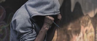 парень в капюшоне со шприцом