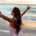 Счастливая женщина на берегу моря