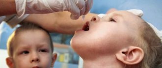 врач делает прививку от полиомиелита