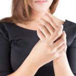 Женщина держит свою руку